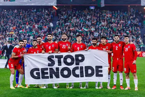 "أوقفوا الإبادة الجماعية".. ليلة في دعم فلسطين أمام إقليم الباسك (صور)